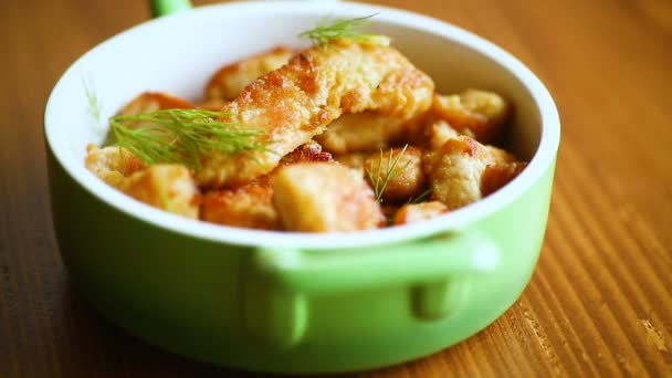 Κοτόπουλο τηγανητές σε κουρκούτι με άνηθο σε ένα πιάτο — Αρχείο Βίντεο
