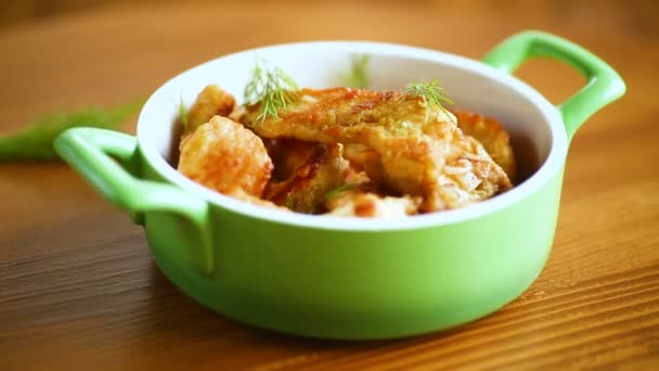 Pollo frito en masa con eneldo en un plato — Vídeos de Stock