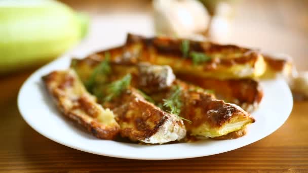 Ofen gebackene Zucchini in Teig mit Knoblauch und Kräutern — Stockvideo