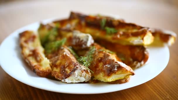 Oven-baked zucchini in batter with garlic and herbs — Stock Video