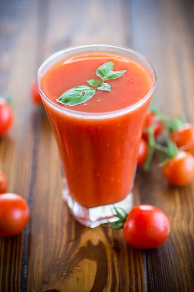 Homemade tomato juice in a glass and fresh tomatoes — Stock Photo, Image