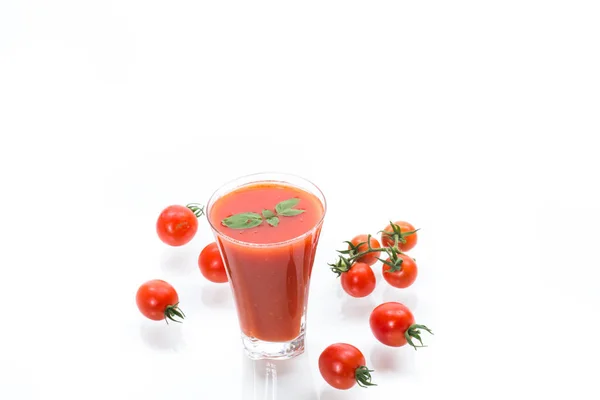 自制番茄汁在玻璃杯和新鲜的西红柿 — 图库照片