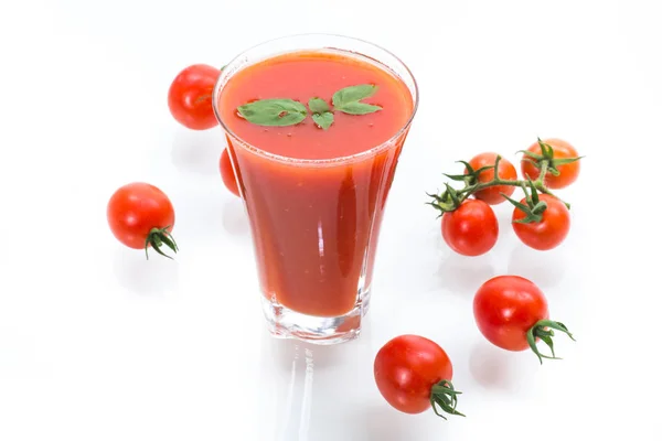 Suco de tomate caseiro em um copo e tomates frescos — Fotografia de Stock