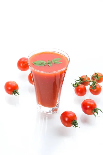 Jugo de tomate casero en un vaso y tomates frescos — Foto de Stock