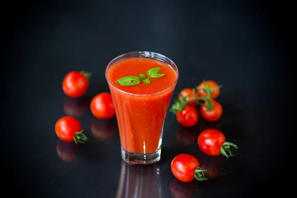 Hausgemachter Tomatensaft im Glas und frische Tomaten — Stockfoto