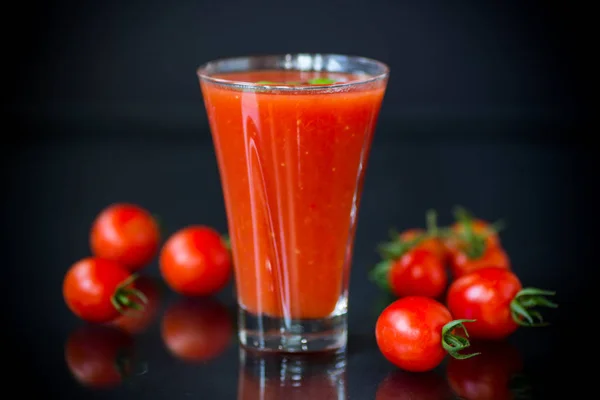 Bir bardak ve taze domates ev yapımı domates suyu — Stok fotoğraf