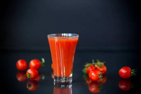 Hausgemachter Tomatensaft im Glas und frische Tomaten — Stockfoto