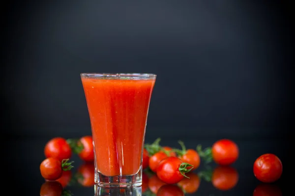 Σπιτικό χυμό ντομάτας σε ένα ποτήρι και φρέσκες ντομάτες — Φωτογραφία Αρχείου