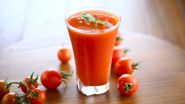 Zelf gemaakt tomaten SAP in een glas en verse tomaten — Stockvideo