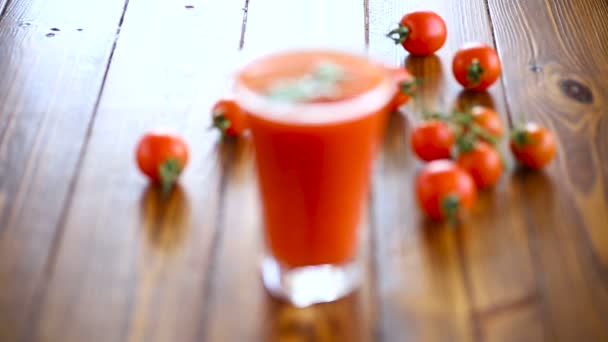 Suco de tomate caseiro em um copo e tomates frescos — Vídeo de Stock