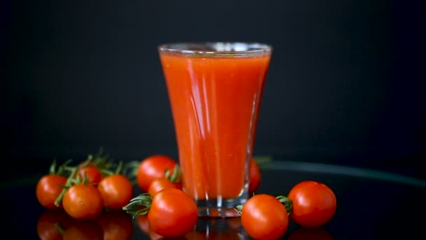 Jugo de tomate casero en un vaso y tomates frescos — Vídeos de Stock