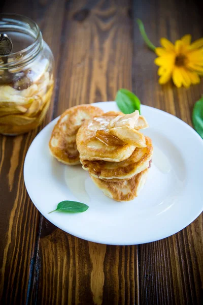 Buñuelos fritos dulces con mermelada de manzana en un plato —  Fotos de Stock