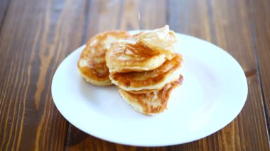 bir tabakta elma reçeli ile tatlı kızarmış börek