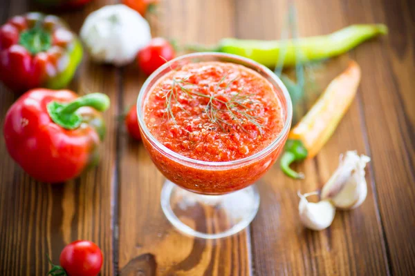 自制热的阿吉卡从西红柿，热和甜椒与香料 — 图库照片