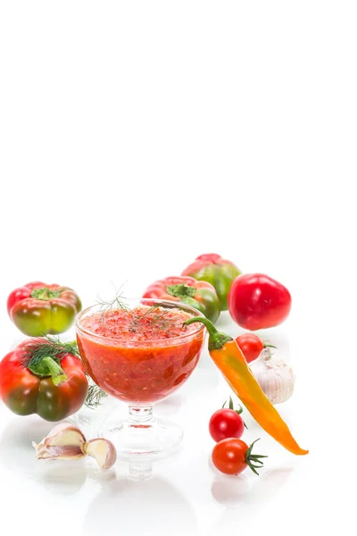 Hausgemachte scharfe Adjika aus Tomaten, scharfen und süßen Paprika mit Gewürzen — Stockfoto
