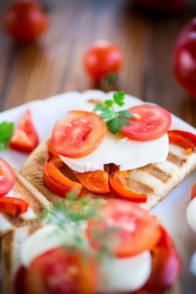 モッツァレラチーズ、トマトの新鮮なサンドイッチのクローズアップ — ストック写真