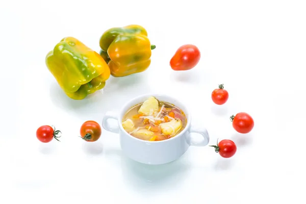 ซุปผักกับบะหมี่, มะเขือเทศ, พริกไทยและผักอื่น ๆ ในจาน — ภาพถ่ายสต็อก