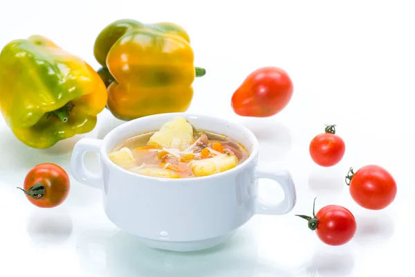 ซุปผักกับบะหมี่, มะเขือเทศ, พริกไทยและผักอื่น ๆ ในจาน — ภาพถ่ายสต็อก