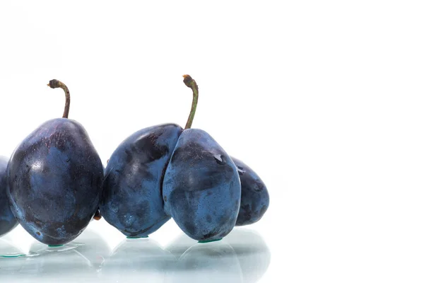 A lot of ripe organic plums isolated on a white — Stock Photo, Image