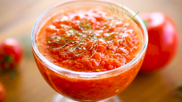 Hausgemachte scharfe Adjika aus Tomaten, scharfen und süßen Paprika mit Gewürzen — Stockvideo