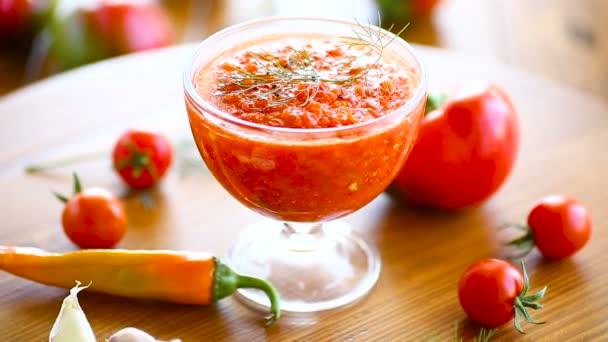 Adjika quente caseiro de tomates, pimentas quentes e doces com especiarias — Vídeo de Stock