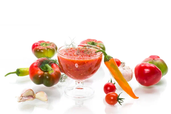 Zelfgemaakte hete adjika van tomaten, hete en zoete paprika met specerijen — Stockfoto