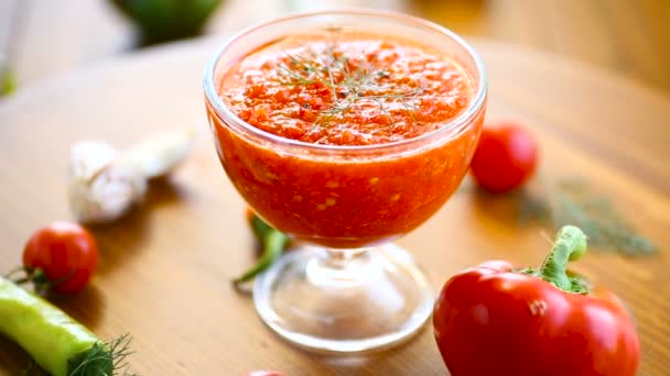 Adjika quente caseiro de tomates, pimentas quentes e doces com especiarias — Vídeo de Stock