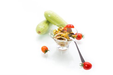 taze kiraz domates ve soğan ile sıcak ızgara kabak salatası