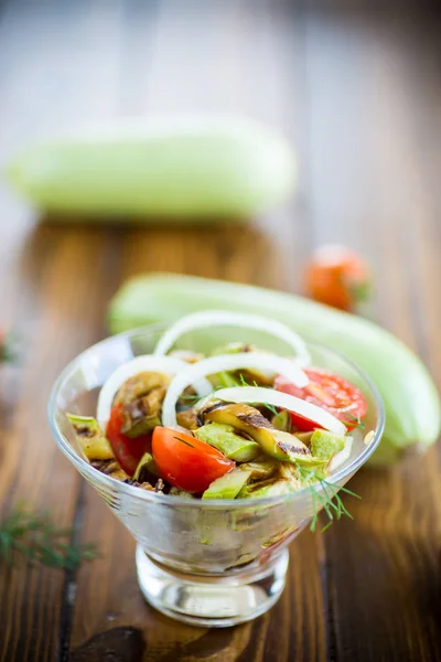 Warm grilled zucchini salad with fresh cherry tomatoes and onions — Stock Photo, Image