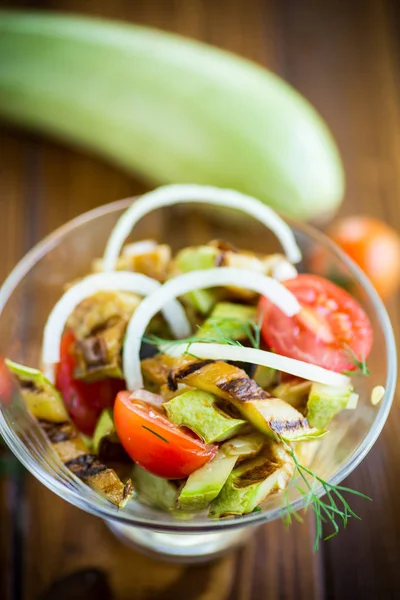 Warm grilled zucchini salad with fresh cherry tomatoes and onions — Stock Photo, Image