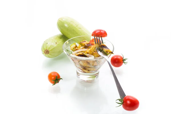 Ensalada de calabacín a la parrilla caliente con tomates cherry frescos y cebollas — Foto de Stock