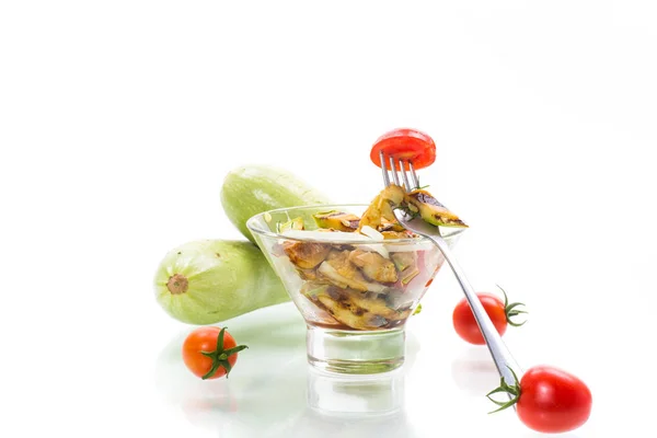 Ciepłe grillowane sałatki z cukinii ze świeżych pomidorów wiśniowych i cebuli — Zdjęcie stockowe