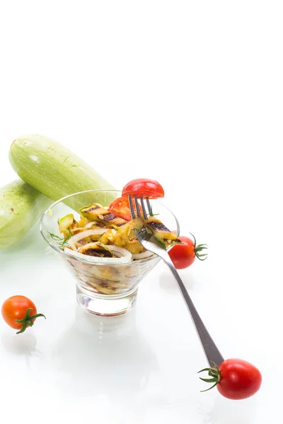 Ζεστή σαλάτα με Ψητά κολοκυθάκια με φρέσκα ντοματίνια και κρεμμύδια — Φωτογραφία Αρχείου
