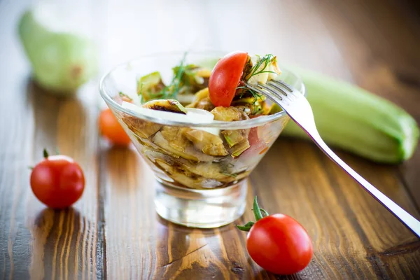 Salada de abobrinha grelhada quente com tomate cereja fresco e cebola — Fotografia de Stock