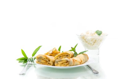 içinde süzme peynir ile tatlı kızarmış ince krep