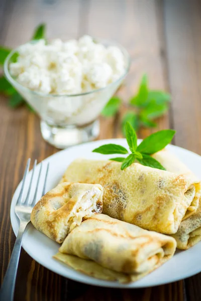 Crêpes fines frites sucrées avec fromage cottage à l'intérieur — Photo