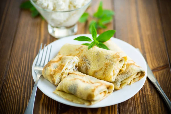 Panquecas finas fritas doces com queijo cottage no interior — Fotografia de Stock