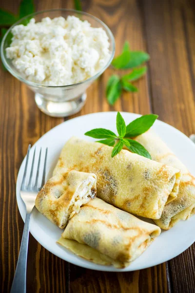 Söta stekta tunna pannkakor med keso inuti — Stockfoto