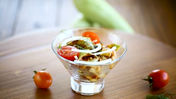 Салат из цуккини на гриле со свежими помидорами черри и луком — стоковое видео