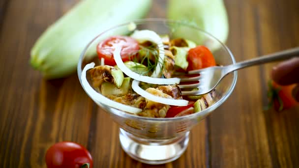 Salată caldă de dovlecei la grătar cu roșii proaspete și ceapă — Videoclip de stoc