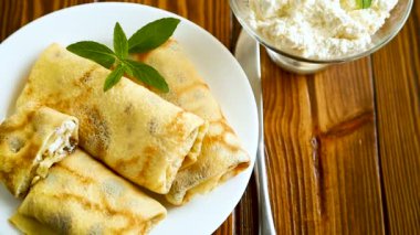 içinde süzme peynir ile tatlı kızarmış ince krep