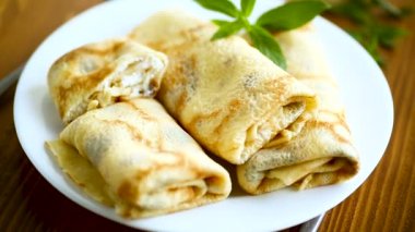 içinde süzme peynir ile tatlı kızarmış ince krep