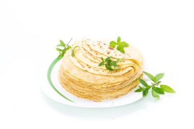 beyaz arka planda, bir tabakta çok kızarmış ince krep.