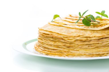 beyaz arka planda, bir tabakta çok kızarmış ince krep.