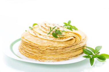 beyaz arka planda, bir tabakta çok kızarmış ince krep.