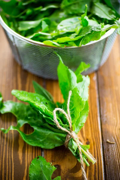 Racimo de acedera verde fresca orgánica, sobre una mesa . — Foto de Stock