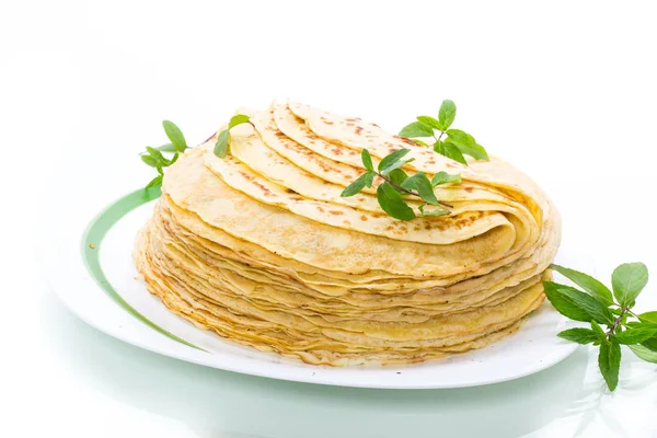 Muchos panqueques finos fritos en un plato, sobre fondo blanco . — Foto de Stock