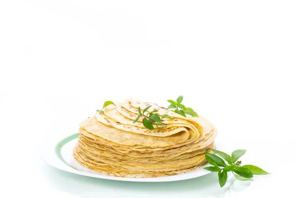 Viele gebratene dünne Pfannkuchen in einem Teller, auf weißem Hintergrund. — Stockfoto