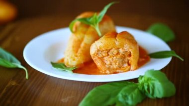 bir plaka et ve sebze sosu ile biber doldurulmuş