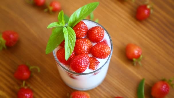 Yogurt dolce fatto in casa con fragole mature fresche — Video Stock